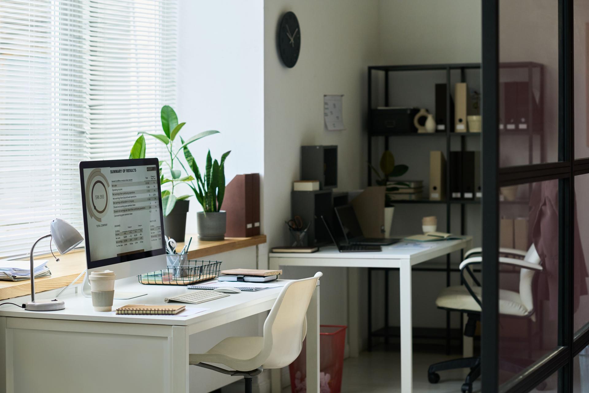 Workplace of modern financial analyst